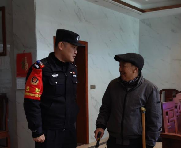 赣州铁路公安处开展“红都青警”志愿服务行动_守护铁路沿线居民平安 图4