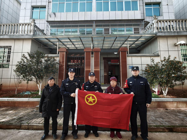 赣州铁路公安处开展“红都青警”志愿服务行动_守护铁路沿线居民平安 图5