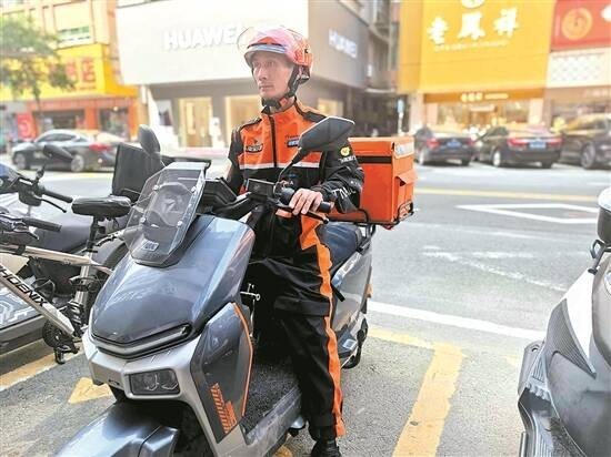 十余米高桥纵身一跃_送餐途中勇救落水者 图1