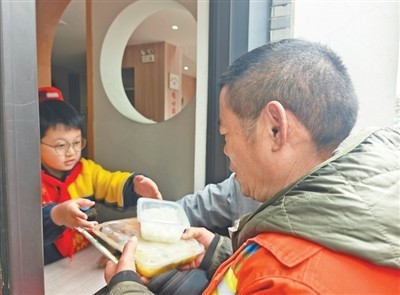 浙江台州一小学近6年送出3万多份爱心午餐_一扇小窗，爱往爱返（援手） 图1