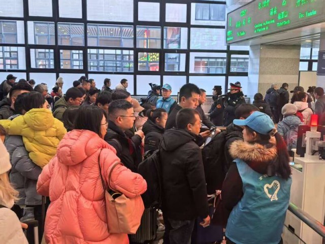 青年志愿者在各地火车站开启“暖冬行动” 图1