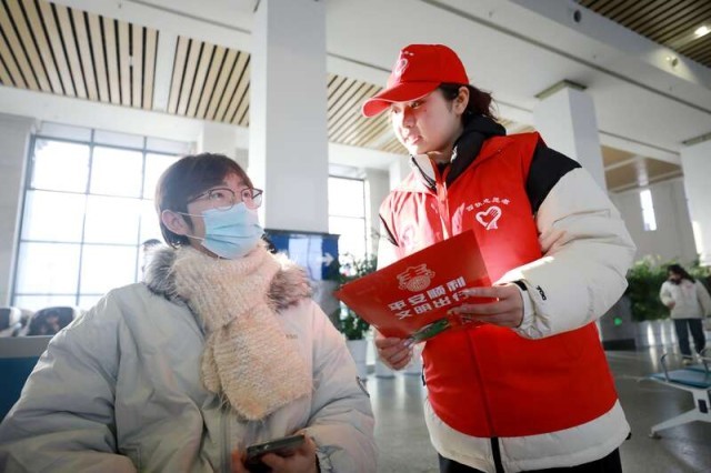 青年志愿者在各地火车站开启“暖冬行动” 图2