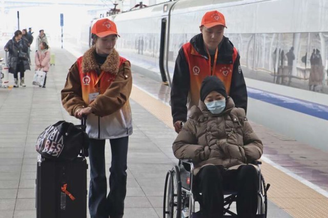 青年志愿者在各地火车站开启“暖冬行动” 图3