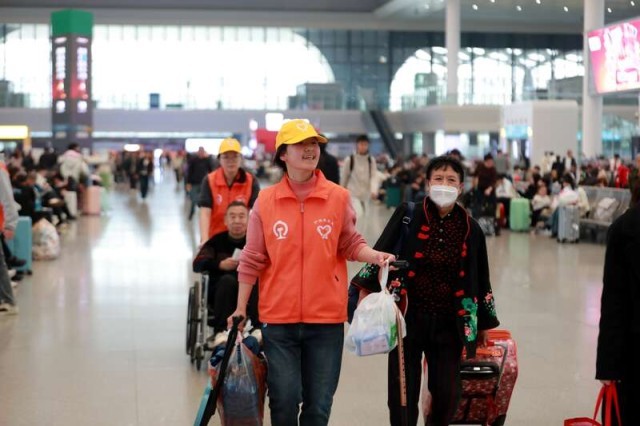 青年志愿者在各地火车站开启“暖冬行动” 图4