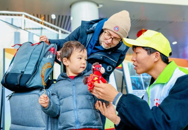 青年志愿者在各地火车站开启“暖冬行动” 图5