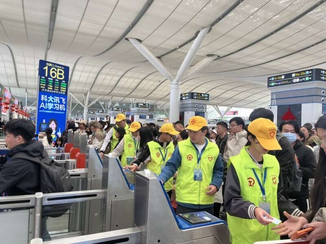 青年志愿者在各地火车站开启“暖冬行动” 图6