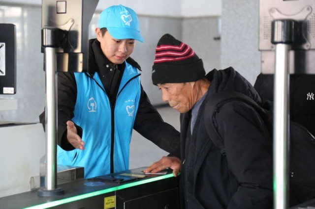 青年志愿者在各地火车站开启“暖冬行动” 图8