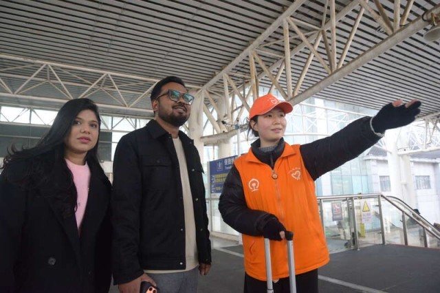 青年志愿者在各地火车站开启“暖冬行动” 图9