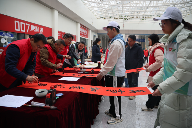 广西河池：多部门联动春运温暖返乡路 图2