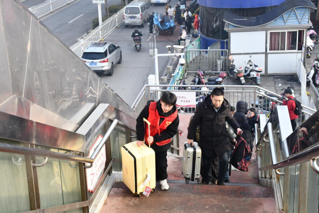 湖北省襄阳市：青年志愿者用服务点亮归途 图1