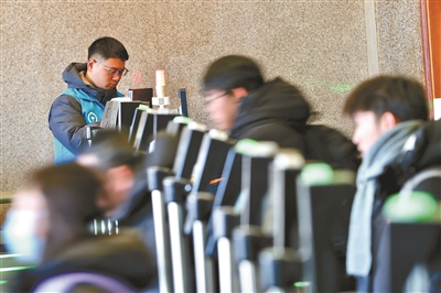 “志愿蓝”护航春运平安路 图4