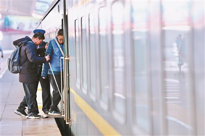 “志愿蓝”护航春运平安路 图7