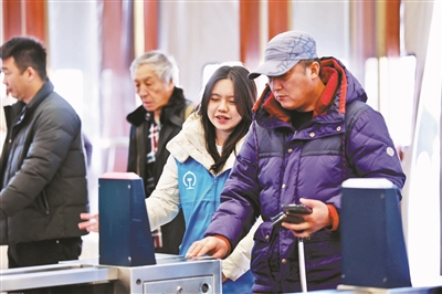 “志愿蓝”护航春运平安路 图9