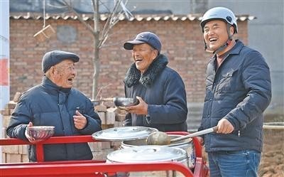 秦岭北麓_留守老人吃上暖心饭 图1