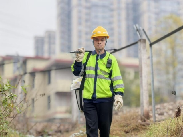 【新春走基层】栅栏“修补匠”的“团圆饭”——记永州工务段工长唐兴军的值守实录 图1