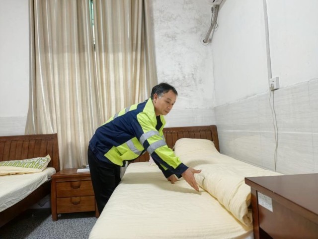 【新春走基层】栅栏“修补匠”的“团圆饭”——记永州工务段工长唐兴军的值守实录 图3
