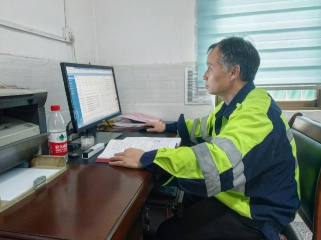 【新春走基层】栅栏“修补匠”的“团圆饭”——记永州工务段工长唐兴军的值守实录 图5