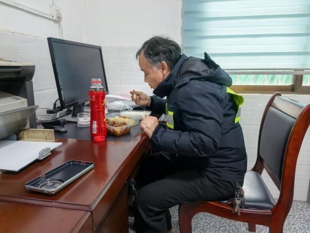 【新春走基层】栅栏“修补匠”的“团圆饭”——记永州工务段工长唐兴军的值守实录 图7