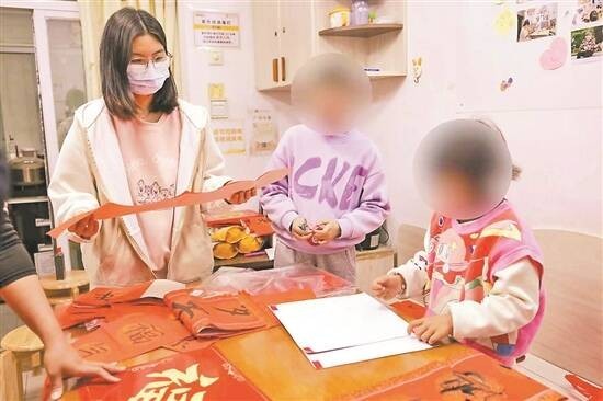 她们在异乡的灶台上,为孩子守住一个年 图1