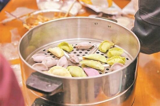 她们在异乡的灶台上,为孩子守住一个年 图3