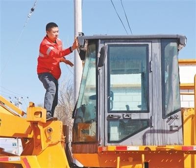 新疆玛依塔斯防风雪抢险基地副班长李长青——驻扎大风口_全力保畅通（守望） 图1