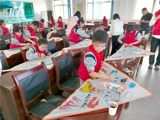 手拉手相伴成长 图1