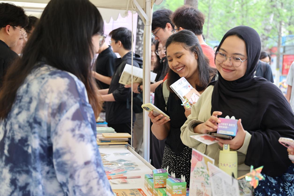 北京科技大学举办“旧书兑换”校园集市 图1