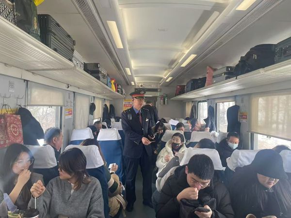 列车长真心服务获网友点赞 图1