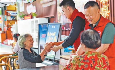 “只要店在，茶摊就不会撤”（暖心故事） 图1