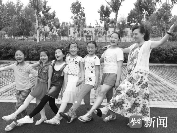 南京“古筝妈妈”12载支教留守儿童 图1
