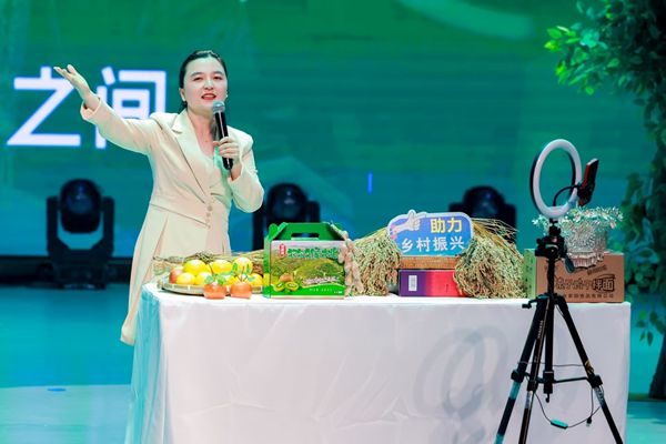 从课堂到田间：一位高职教师的“直播助农”五年路 图1
