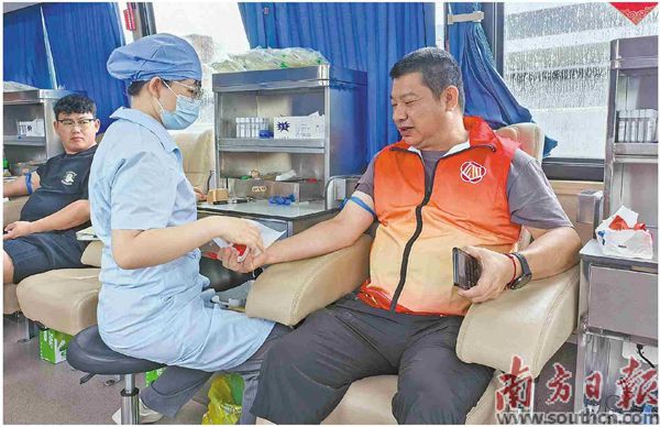 两度获评全国无偿献血奉献奖金奖_老兵本色_热血人生 图1