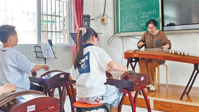 她带领山里娃走上大舞台（守望） 图1