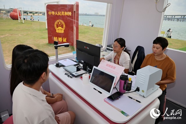 厦门市民政部门“为爱加班”,满足新人们假期领证的美好心愿。人民网记者 陈博摄